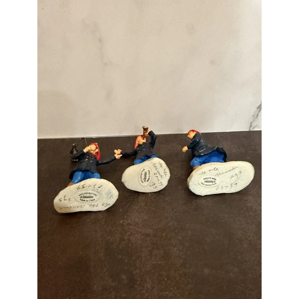 Lemax Xmas To the Rescue 02439 set/3 Released 2000 Retired 2006